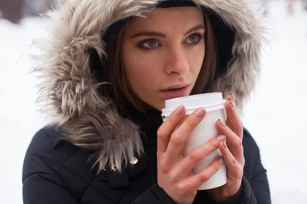 Winter, vrouw en warme drank — Stockfoto