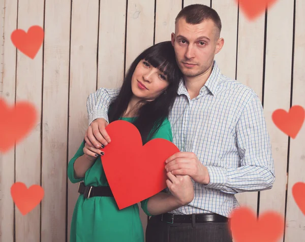 Pareja con corazón rojo — Foto de Stock