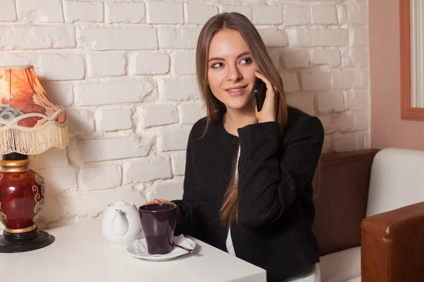 Mujer con té y smartphone —  Fotos de Stock