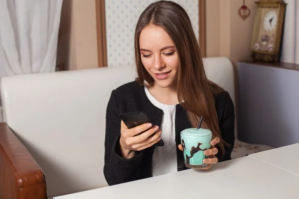 Woman with smartphone — Stock Photo, Image