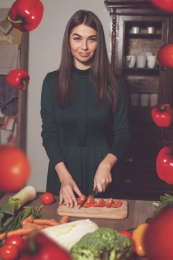 Cuted domates ve kadın