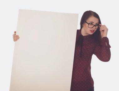 Kırmızı dudaklı kadın