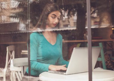 Penceresinde kadın yazarak