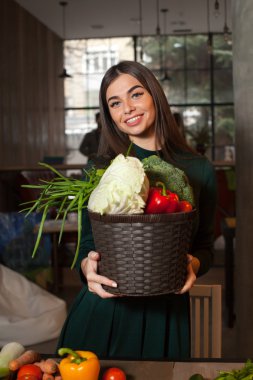 Sepet ve bir kadın