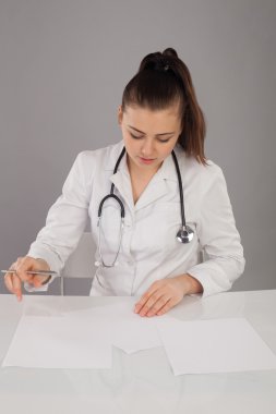 Hemşire çalışıyor