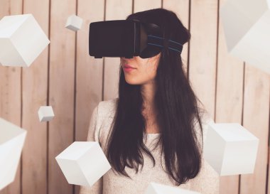 VR gözlüklü kadın