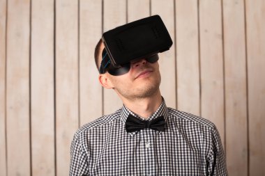 VR gözlüklü adam.