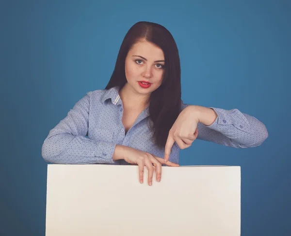 Mujer contra de azul — Foto de Stock