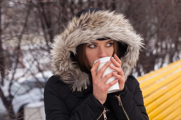 冬、女、ホット飲料 — ストック写真