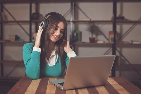 Hoofdtelefoons en vrouw — Stockfoto