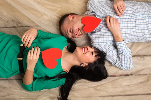 Kırmızı kalp ile Çift — Stok fotoğraf