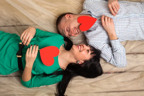 Casal com coração vermelho — Fotografia de Stock