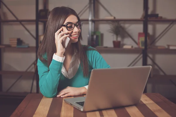 Grauer Laptop und Freiberufler — Stockfoto