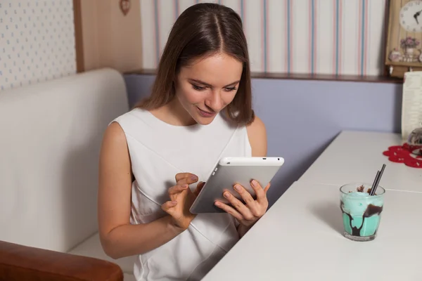 Woman with tablet — Stock Photo, Image