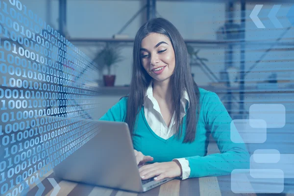 At the table smilling freelancer — Stock Photo, Image