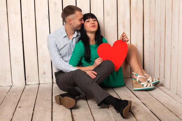 Pareja con corazón rojo — Foto de Stock