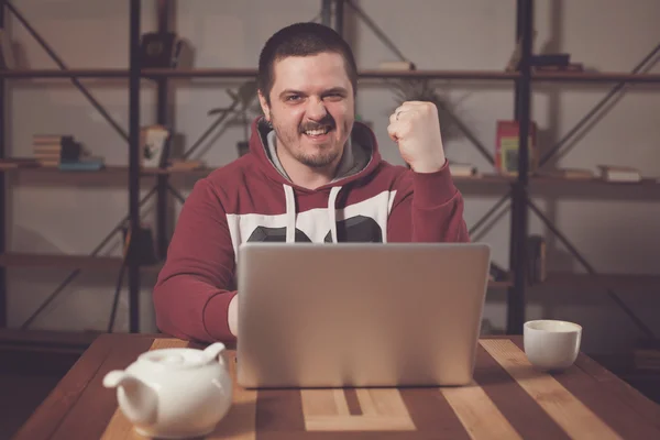 Hombre feliz con portátil — Foto de Stock