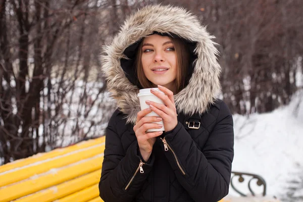 Inverno, mulher e café quente — Fotografia de Stock