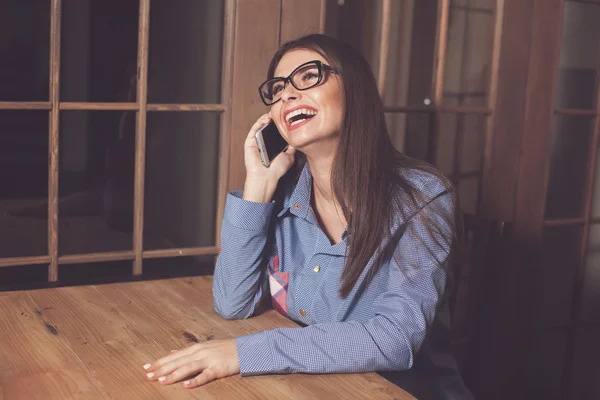 Mujer riendo y teléfono —  Fotos de Stock