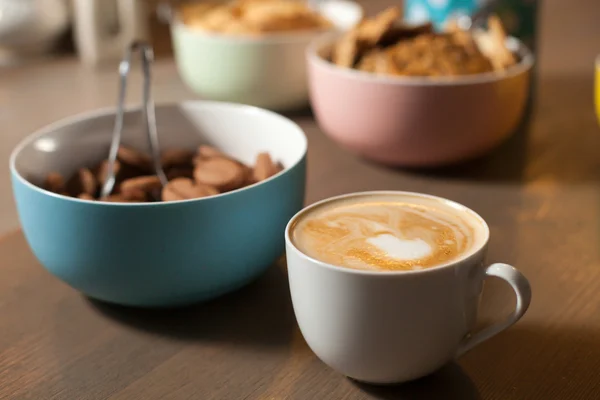 On the table cup and different cookies — Stock Photo, Image