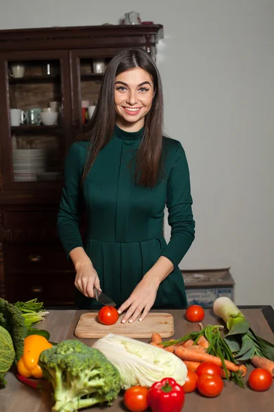 Vrouw in jurk en tomaat — Stockfoto