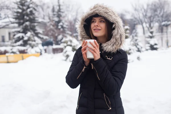 Winter, vrouw en warme drank — Stockfoto