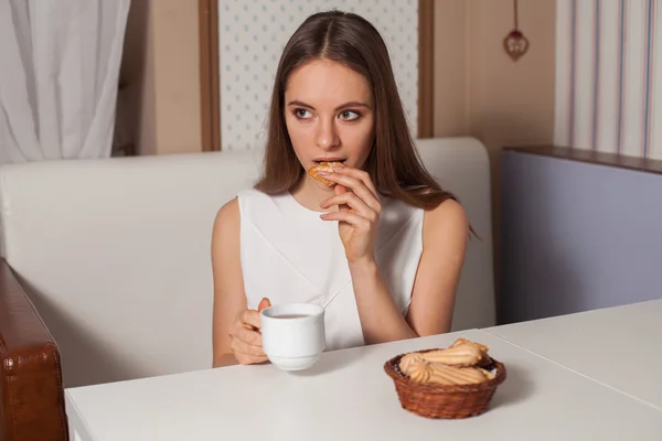 Femme avec biscuits et thé — Photo