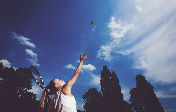 Sportig tennis spelare kvinnan — Stockfoto