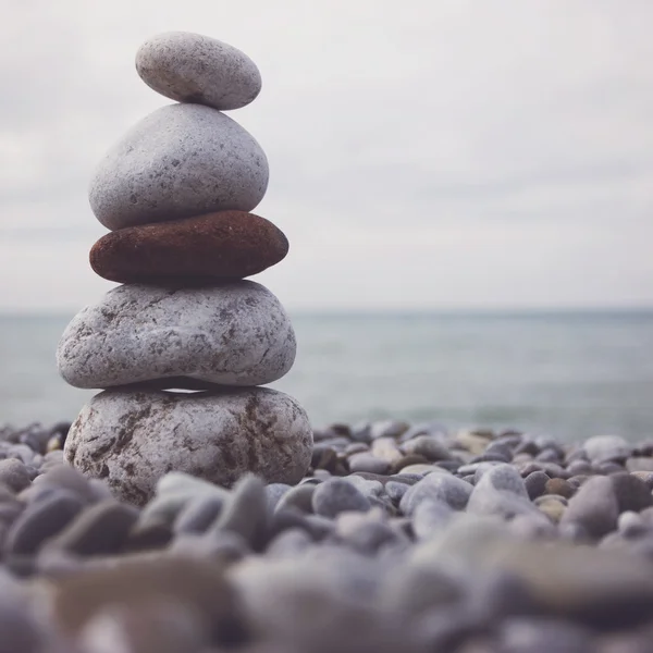 Камень и пляж моря — стоковое фото