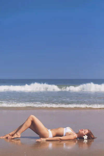 Kvinna på stranden — Stockfoto