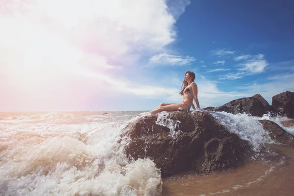 Femme sur le rocher dans l'océan — Photo