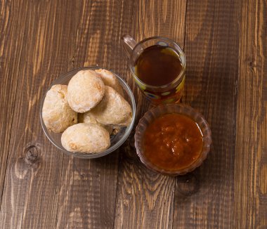 Çay, çörekler ve bir reçel bir tablo