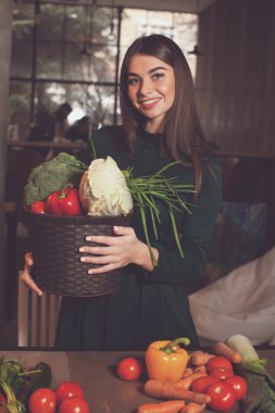 Bir sepet sebze.