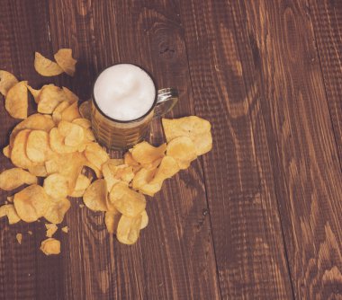 Cips ve köpüklü bira