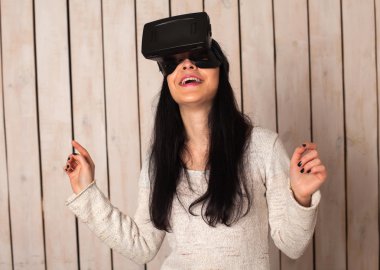 VR gözlüklü kadın