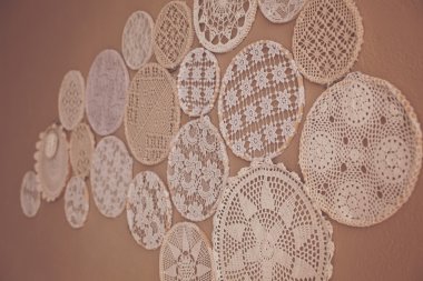 Her ölçekteki dantel örgü şirin