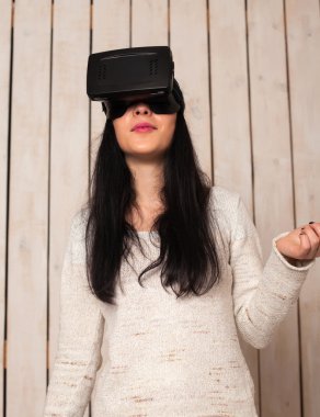 VR gözlüklü kadın