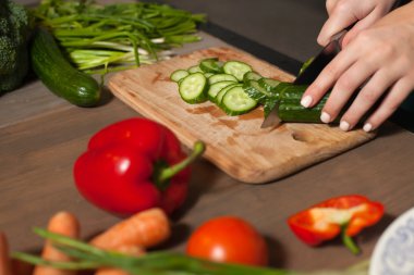 Lezzetli salatalık tablodur