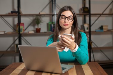 Akıllı çevirmen ve gri telefon