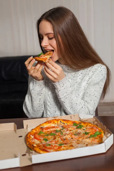 Vrouw met pizza — Stockfoto