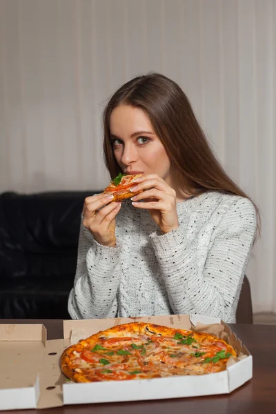 Vrouw en pizza — Stockfoto