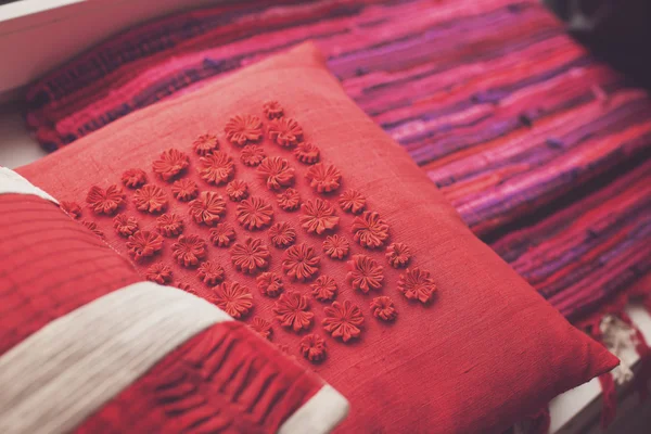 Travesseiros em decoração diferente — Fotografia de Stock