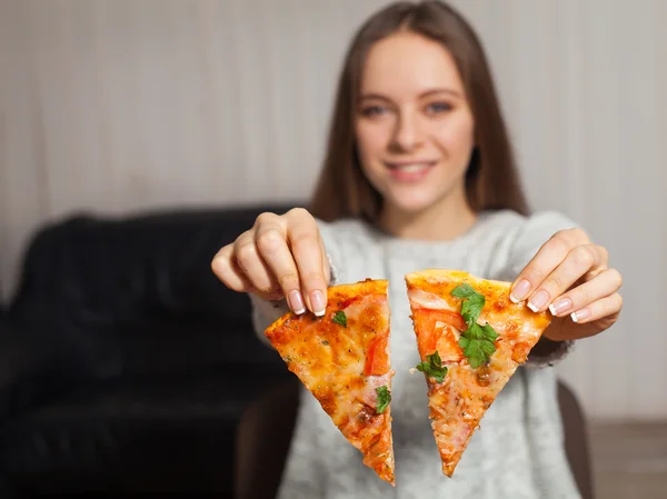 Kvinna med skivor av pizza — Stockfoto