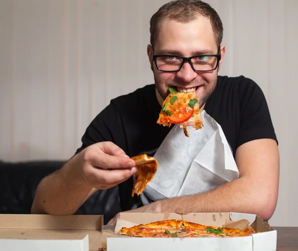 Man med pizza — Stockfoto