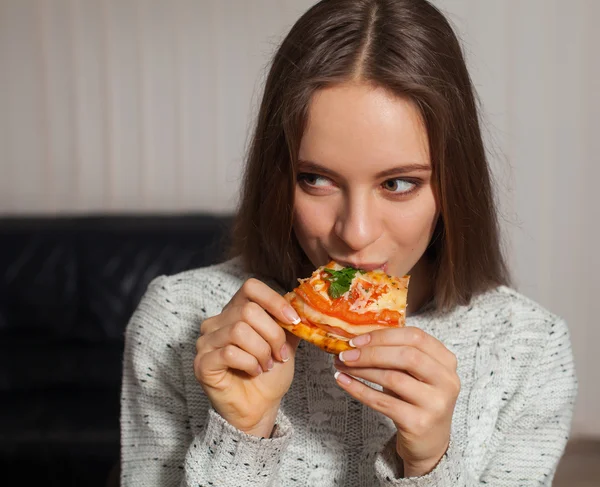 Kvinna och pizza — Stockfoto