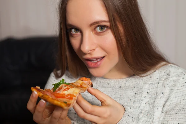 Vrouw en pizza — Stockfoto