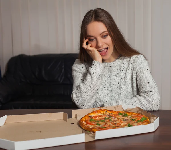 Mulher com pizza — Fotografia de Stock