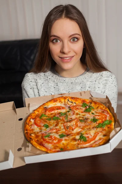 Mujer y pizza — Foto de Stock