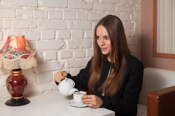 Vrouw die thee drinkt — Stockfoto