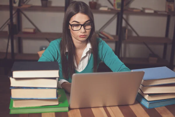 Frau mit Brille und Büchern — Stockfoto